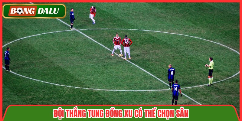 Đội thắng tung đồng xu có thể chọn sân