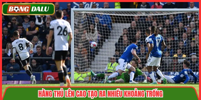 Hàng thủ lên cao tạo ra nhiều khoảng trống