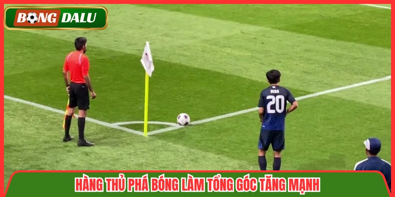 Hàng thủ phá bóng làm tổng góc tăng mạnh